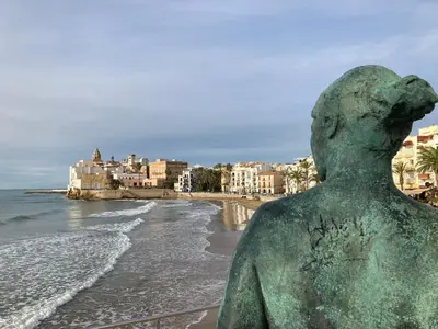 a statue of a woman looking out at the beach at APARTAMENTO 10 MIN SITGES in Puigmoltó