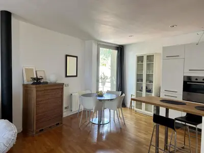 a kitchen and dining room with a table and chairs at Loft Bouquet Alella mar y montaña 25 min a BCN in Alella