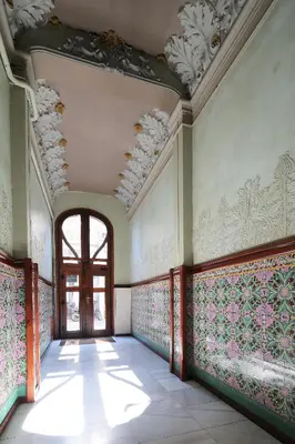 an empty hallway with a window and floral wallpaper at Hostal Balkonis in Barcelona