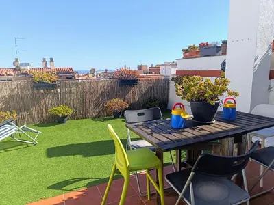 a patio with a table and chairs on a balcony at Precioso Dúplex con terraza a 5 minutos playa y 20 minutos de Barcelona in Premiá de Mar