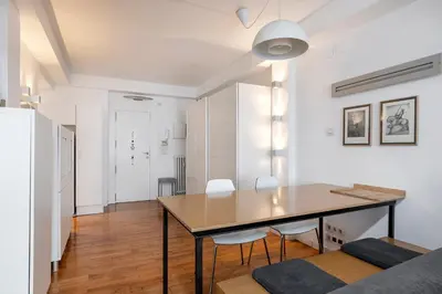 a dining room with a table and chairs at La Mejor Zona de Barcelona in Barcelona