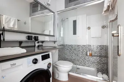 a bathroom with a toilet and a sink and a shower at La Mejor Zona de Barcelona in Barcelona