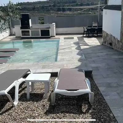 Villa Oasis entre Viñedos cerca de Barcelona con A A y piscina climatizada