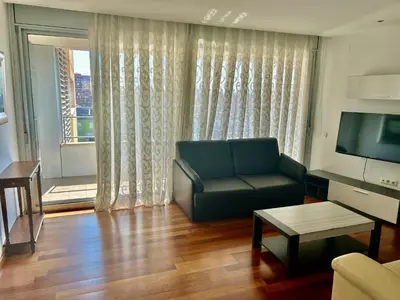 a living room with a couch and a television at Espectacular piso cerca de la playa in Barcelona