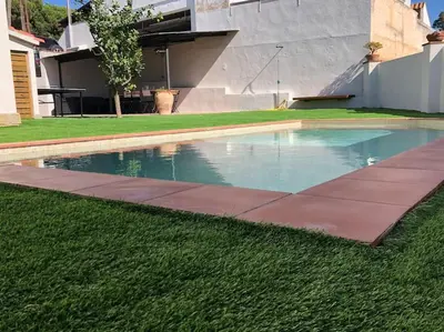 a swimming pool in the yard of a house at CASA CENTRO DEL PUEBLO CON PISCINA PRIVADA in Sant Vicenç de Montalt
