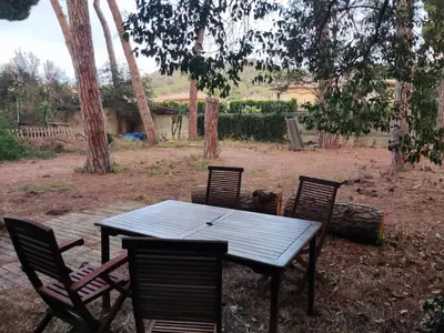 a picnic table with four chairs in a yard at Apartamento a 10Km Barcelona, Jardin, Luminoso in Martorellas