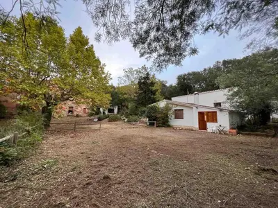 an empty yard in front of a white house at Hidden garden Central and quiet rest in Barcelona
