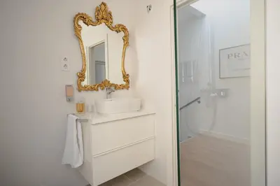 a bathroom with a sink and a mirror at Villa Conde in Hospitalet de Llobregat