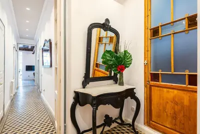 a mirror and a table in a hallway at Large patio 4 bedrooms 4 bathrooms of which 3 en-suite in Barcelona