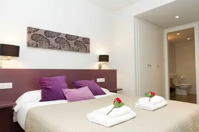 a bedroom with a large bed with two towels at Port III Apart céntrico ideal familias 11 in Barcelona