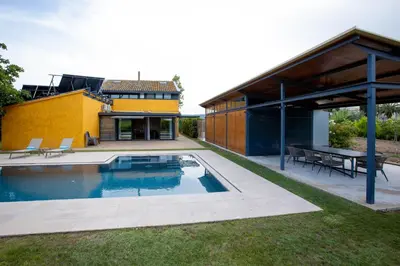 a backyard with a swimming pool and a house at Masia Cal Sisplau, con piscina y rodeada de viñedos a 10 minutos de Vilafranca del Penedés, Barcelona ,Cataluña in San Martín Sarroca