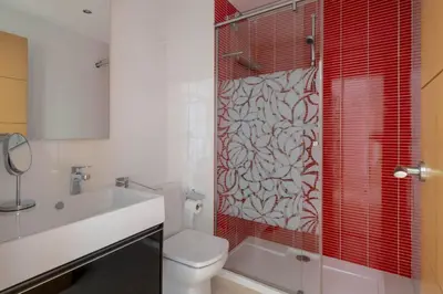 a bathroom with a shower with a toilet and a sink at Apartamento Luxury Gran Via 2 in Hospitalet de Llobregat
