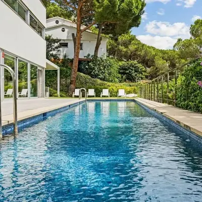Design villa sea views and lap pool