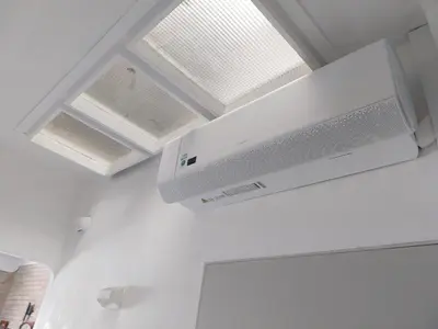 a white ceiling with skylights in a room at La Bellamar - Apartamento en primera línea mar- in Premiá de Mar