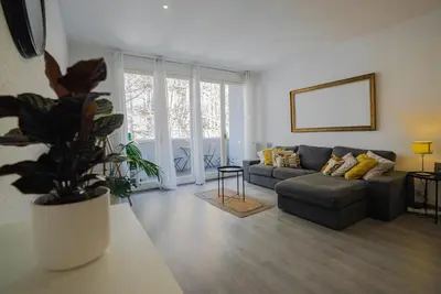 a living room with a couch and a plant at Flat Top Manager in Barcelona