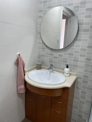 a bathroom with a sink and a mirror at Acogedor apartamento Vallparadís con parking in Terrassa