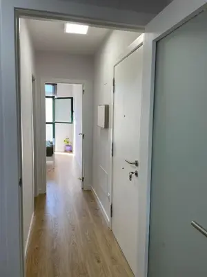 an empty hallway with a door leading to a living room at Acogedor apartamento Vallparadís con parking in Terrassa