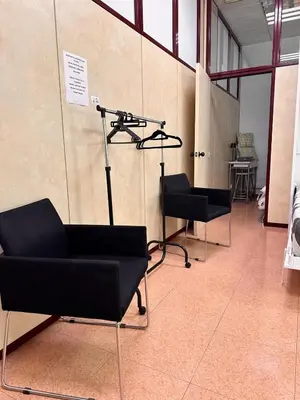 a room with two chairs and a hair salon at stop & go in Arbós