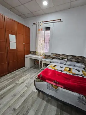 a bedroom with a bed and a desk in it at Habitación doble con baño privado in Hospitalet de Llobregat