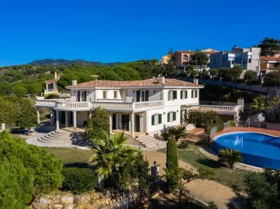 an aerial view of a house with a swimming pool at Architectural jewel between sea and mountains in Teià