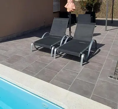 three black chairs sitting next to a swimming pool at Cerca de Barcelona, y entre tres Parques Naturales, casa de 4 habitaciones y 2 baños con piscina, barbacoa y chimenea in San Antonio de Vilamajor