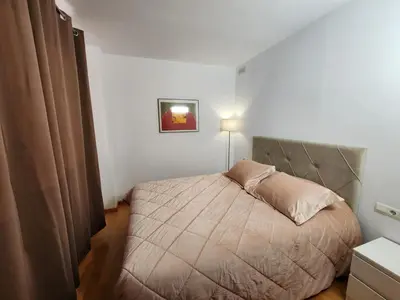 a bedroom with a bed and a lamp in it at Magnífica Isla de la playa Fórum y CCIB in Sant Adria de Besos
