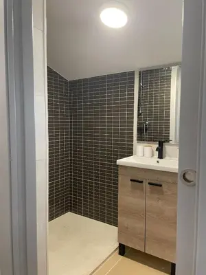 a bathroom with a sink and a mirror at Luminoso dúplex con parking in Terrassa