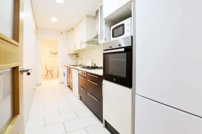 a kitchen with a microwave and a stove at Alcam Gold in Barcelona