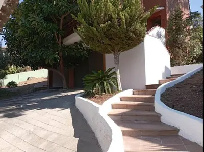 a staircase leading to a house with a tree at Casa en Castelldefels a 5 min de la playa in Castelldefels