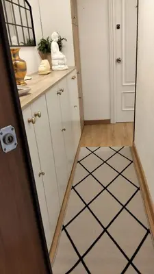 a small kitchen with a black and white tiled floor at Alojamiento Calma in Hospitalet de Llobregat