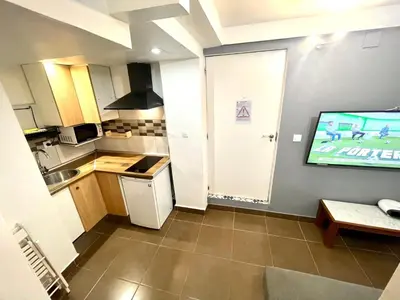 a small kitchen with a tv in a room at B3 planta baja al lado del metro in Barcelona
