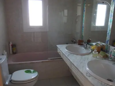 a bathroom with two sinks and a toilet and a tub at Atico Soleado in Esplugues de Llobregat