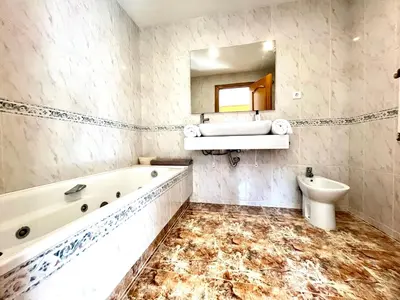 a bathroom with a tub and a sink and a toilet at Amplio Apartamento, 5 camas in Sant Esteve Sesrovires