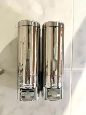 two metal containers sitting on top of a counter at Amplio Apartamento, 5 camas in Sant Esteve Sesrovires