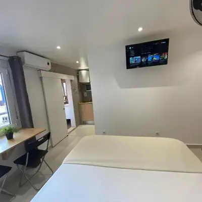 Suites nuevas con baño privado frente al metro st MWC Barcelona-FIRA