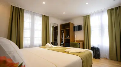 a hotel room with a bed and a television at Casa Pince in Barcelona