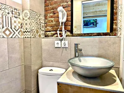 a bathroom with a bowl sink next to a toilet at Estudio nuevo! Al lado del metro L1 L4 L5 in Barcelona