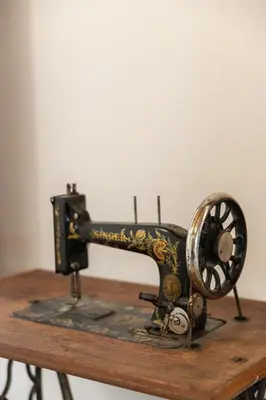 an old sewing machine sitting on a wooden table at Cal Teixidor in Mediona
