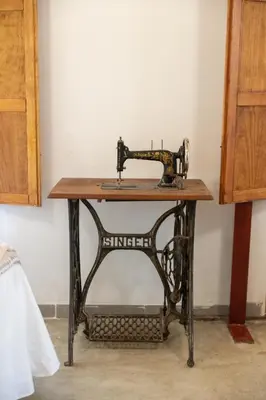 an old sewing machine sitting on top of a table at Cal Teixidor in Mediona