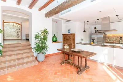 a kitchen with a wooden table in a room at Gallinero - Familienfreundliches Appartment in Katalanischer Masia in Sant Iscle de Vallalta