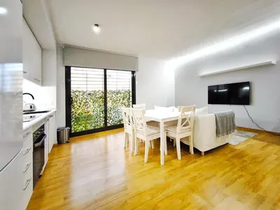 a kitchen and dining room with a table and chairs at Moderno apartamento tipo loft en Terrassa centro in Terrassa