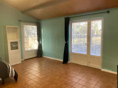 a room with green walls and a door and windows at La Geneta Casa Vacacional in Vilobi Del Penedes