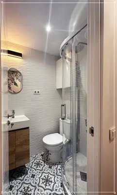a bathroom with a toilet and a sink and a shower at FIRA GRAN VIA II in Hospitalet de Llobregat