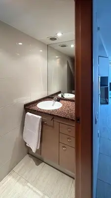a bathroom with two sinks and a large mirror at M3 Céntrico y con Terraza in Terrassa