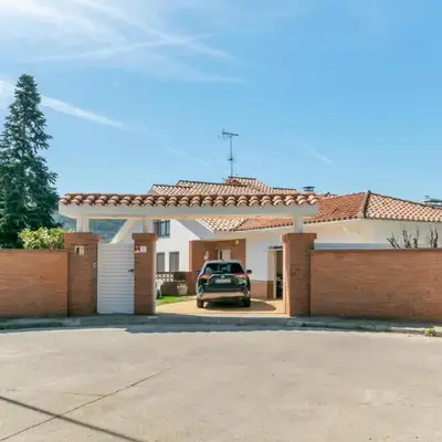 Large 5-Bed Villa