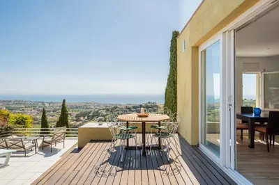 a patio with a table and chairs on a balcony at Casa Mediterrani & piscina comunitaria junto Barcelona in Alella