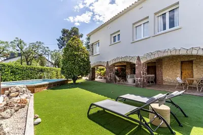 an image of a yard with a house at Vista Serena in Sant Cugat del Vallès