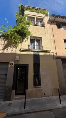 a building with a window and a balcony at CENTRO CON TERRAZA NGRO BY PRESTIGI in Terrassa