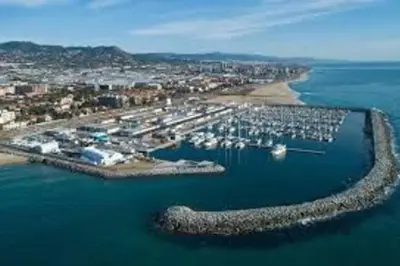 an aerial view of a harbor with boats in the water at Apartamento a 5' de la playa in Premiá de Mar