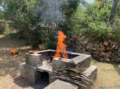 a fire in a brick oven in a yard at Vivenda de luxe a Barcelona in Sant Cugat del Vallès